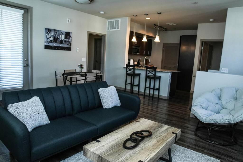 Beautiful Townhome With Garage In Vegas
