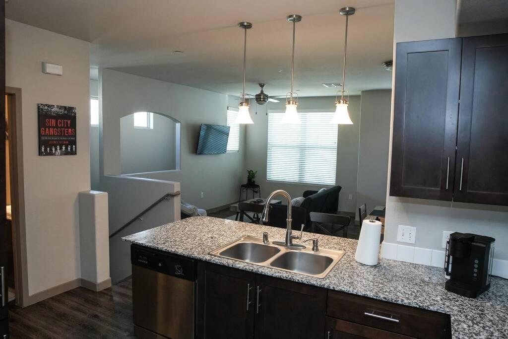 Beautiful Townhome With Garage In Vegas Las Vegas
