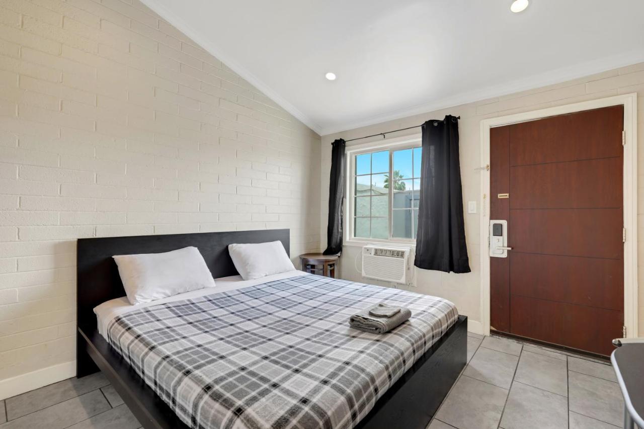 Desert Moon Motel 2*