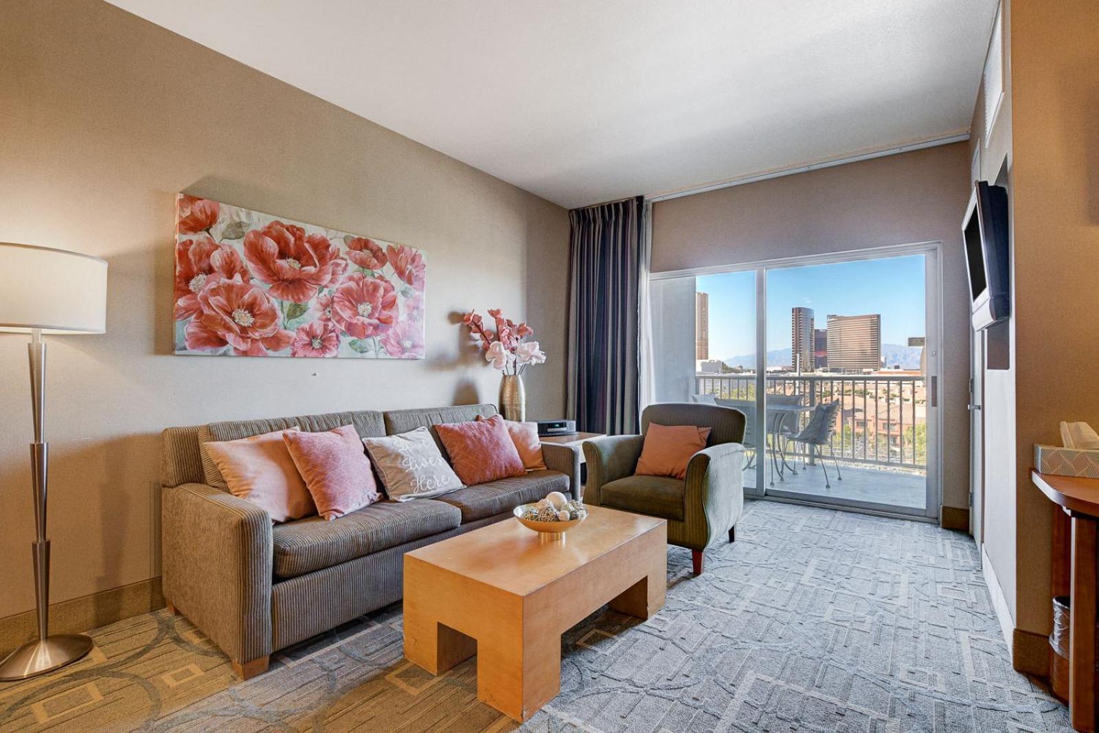 Modern Oasis Steps Away From The Vegas Strip Apartahotel Las Vegas