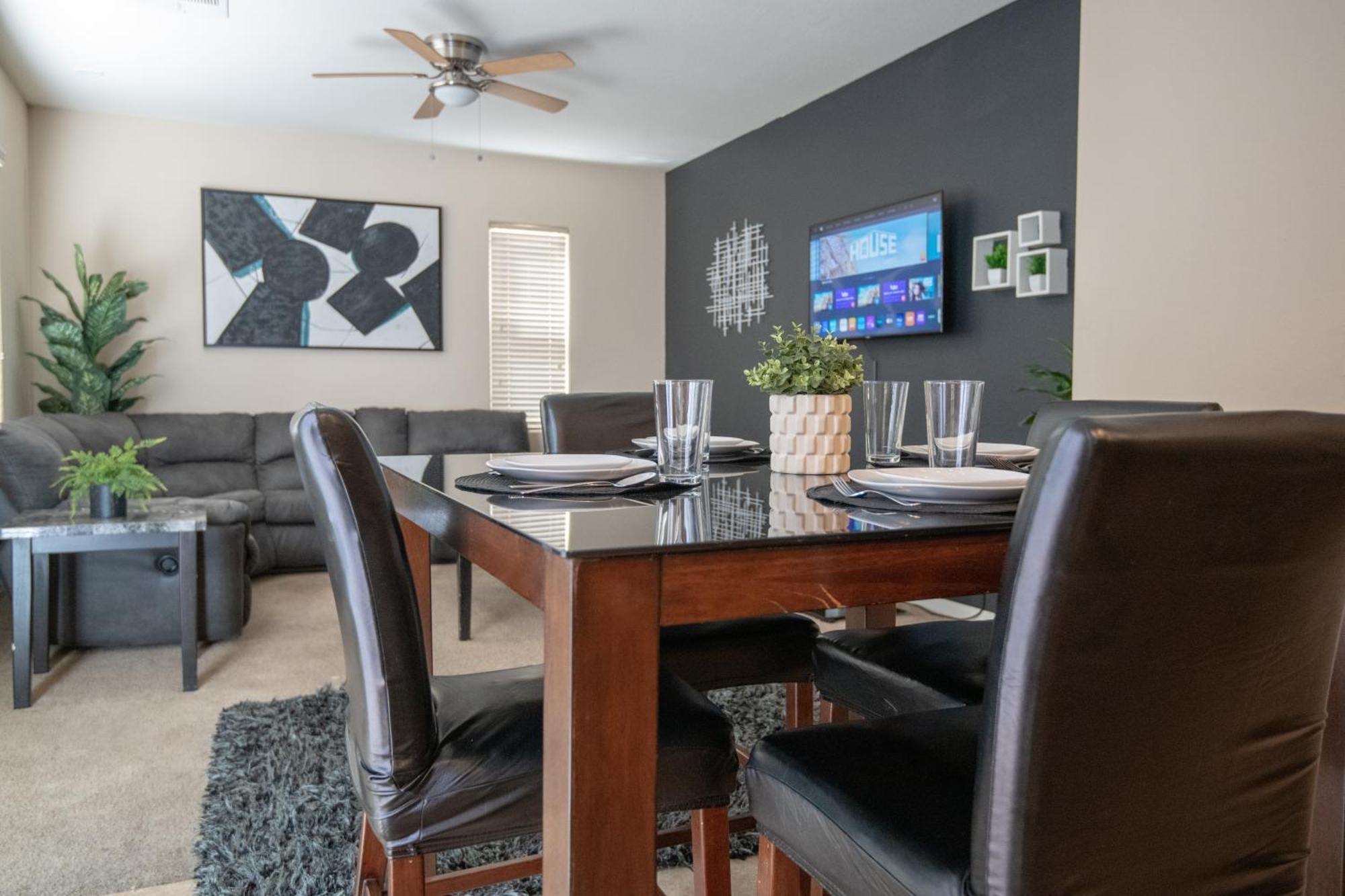 Large 3br King Moments Away From Strip Сasa de vacaciones