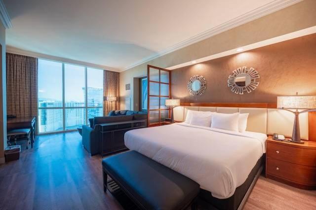 No Fee Penthouse Balcony & Free Valet Сasa de vacaciones *