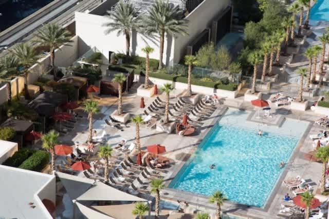 No Fee Penthouse Balcony & Free Valet Las Vegas