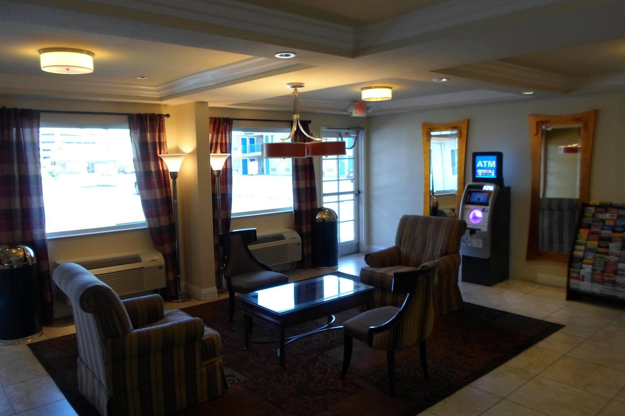 Howard Johnson By Wyndham Vegas Near The Strip 2*